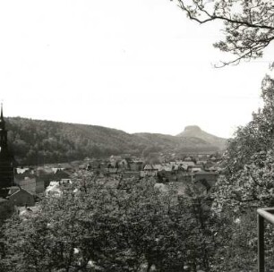 Bad Schandau. Stadtkern. Blick vom Personenaufzug nach Ostrau nach Westen gegen Lilienstein