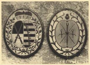 Saigerhütte Grünthal, hölzerne Wappenschilde, u.a. das kursächsische Wappen
