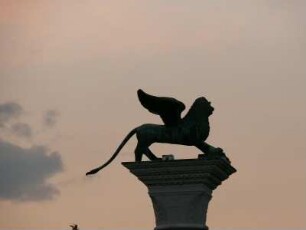 Markuslöwe auf der Säule an der Piazetta, abends