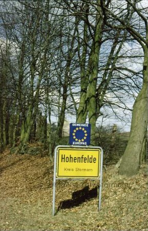 Ortsschild "Hohenfelde" mit Europa-Schild