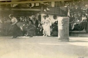 Weltreisen. Cleveland, Bordaufnahmen. Touristinnen beim Eierlaufen während der Bordspiele an Deck der Cleveland