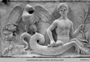 Camerino di alabastro : Ornamentrelief mit weiblicher Büste im Lorbeerkranz