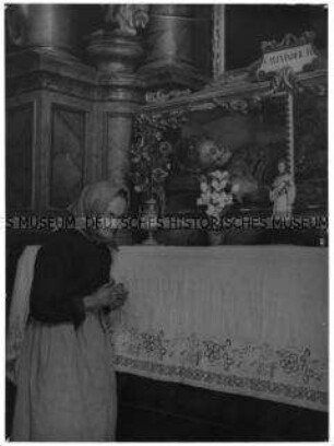 Alte Frau in der Kirche