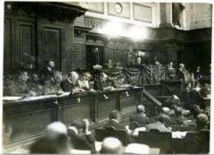 Der Rat der Volksbeauftragten im preußischen Abgeordnetenhaus während des Rätekongresses
