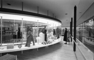 Brüssel: Pavillon Deutschland, Sachvitrine, Rundgang von außen