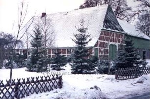 Fischbek: Fachhallenhaus: Traufseite mit Wohn- und Wirtschaftstrakt: an Straßenseite Giebelfront Wirtschaftstrakt mit Scheunentor: rechts angeschlossene Drempelscheune