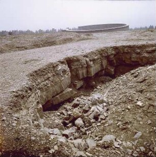 Weimar-Buchenwald. Nationale Mahn- und Gedenkstätte Buchenwald, Mahnmal auf der Südseite des Ettersbergs (1954-1958), Straße der Nationen mit Pylon der Nationen und Ringgräber im Bau