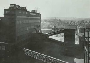 Hirschfelde, Kohlenwerk : Hirschfelde, Großkraftwerk und Kohlenwerk. Kohlenwerk. Brikettfabrik A. Im Hintergrund der Ort Hirschfelde mit Kirchturm