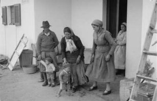Familie : Bauernfamilie vor einem Gebäude