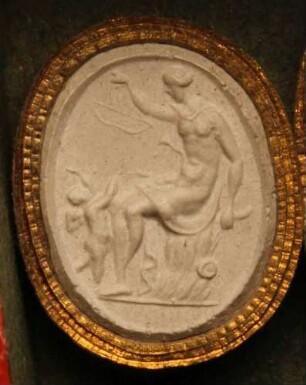 Venus neckt Cupido, indem sie seinen Bogen entführt (Daktyliothek, Erstes Mythologisches Tausend)
