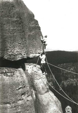 Sächsische Schweiz, Schrammsteine. Zinne. Seilschaft Oswald Kunis und Paul Illmer an der Unterstützungsstelle am FKV-Weg (VIIb [VIIc])