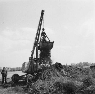 Reportage "Wohin mit dem Müll?". Baggerarbeiten an einer Müllkippe