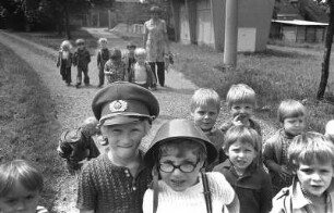 Landleben. Helm und Volkspolizisten-Mütze (VP-Mütze)