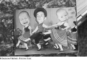 Fotomontage mit Männerkopf und Babyköpfen und Volkskunsttänzern