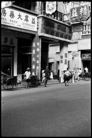 Hongkong: [wartende Rikschafahrer vor einer Apotheke]