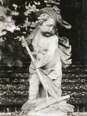 Putto: Juli : Putto im Ehrenhof (Ostrand), Knabe mit Rechen, Höhe 1,20m