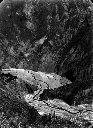 Flussbett : Ausgetrocknetes Flussbett durch das Palcatal