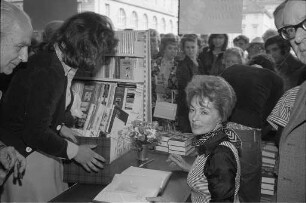 Signierstunde der Schauspielerin Lilli Palmer bei der Buchhandlung Buch-Kaiser für ihre Autobiographie "Dicke Lilli - gutes Kind"