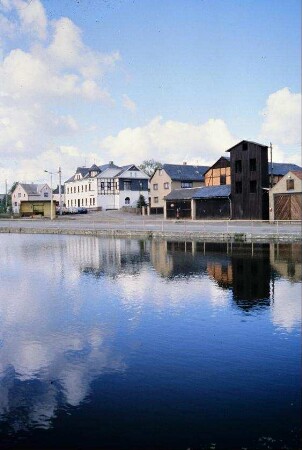 Teich und Gebäude am Ufer, Feuerwehrgerätehaus, Schlauchturm