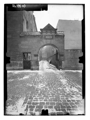 Berlin-Prenzlauer Berg, Oderberger Straße. Toranlage zur ehem. 24. Gemeindeschule (Knaben). Straßenfront