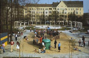 Berlin-Prenzlauer Berg, Dimitroffstraße/Ecke Greifswalder Straße. Kinderspielplatz