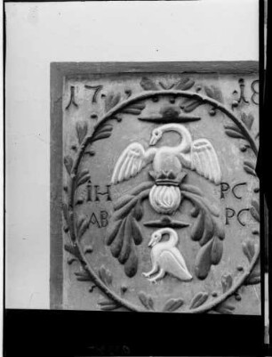 Bretten Ehemaliges Gasthaus Zur Krone - Wappen der Paravicini von 1718 / ein Schwan mit Kardinalshut, Hinterhaus
