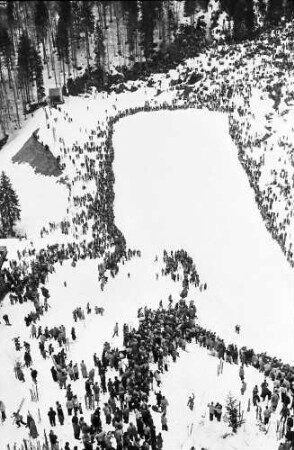 Feldberg: Internationales Feldberg-Skispringen; Publikum vom [Punktrichterturm]