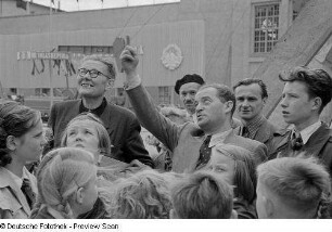 Kinder zu Besuch auf der Leipziger Herbstmesse 1954