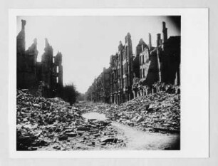 Szene aus dem sowjetischen Dokumentarfilm "Die Befreiung Dresdens": Ruinen an einer Straße