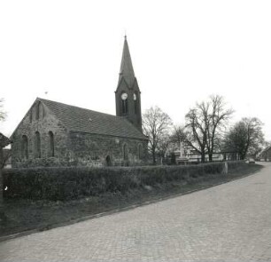 Bischdorf. Dorfkirche (1301/1400, Turm 1895). Ansicht von Süden