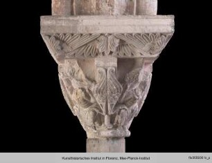 Kapitell mit Vögeln und hockenden Figuren - E11MS29