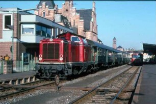 Gerolstein Lok 211 220 Nahverkehrszug B4yg-Wagen Schienenbus Bahnsteig