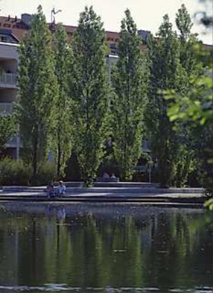 Hansjakob, Gottfried; München - Schwabing, Berliner Str.; Wohnanlage an der Berliner Straße (Schwabinger See) - Außenanlage, Sitzstufen am Wasser