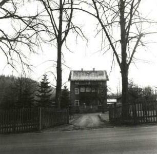 Augustusburg-Erdmannsdorf, Chemnitzer Straße 7. Wohnhaus (um 1900). Straßenansicht mit Einfriedung