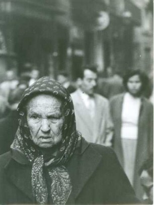 Strassenszene mit alter Frau, Barcelona