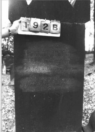 Grabstein 192 (Index: 99609828) Material: Sandstein Zustand: verwittert Maße HxBxT: 191x71x26 cm Beschreibung: Stele, spitzer Giebel, Seitenakrotere, Schriftfeld rechteckig begrenzt, Sockel Symbolik: Rosette: Grabstein 192B