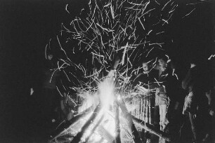 Höfgen. Akt-Pleinair 1979. Günter Rössler und mehrere junge Frauen am Lagerfeuer