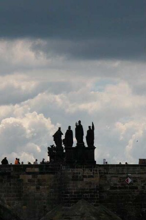 Prag - Steinfiguren auf der Karlsbrücke : Steinfiguren auf der Karlsbrücke im Gegenlicht. Aufgenommen 2004 in Prag