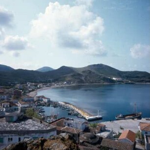 Limnos (antiker Name: Lemnos). Myrina. Ort und Fischerhafen unter dem Gattelusi-Kastron