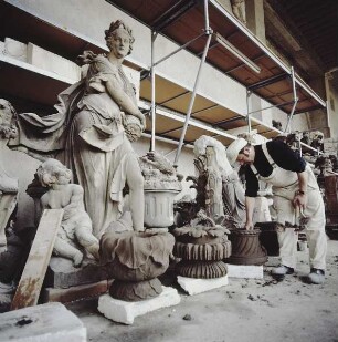Würzburg. Restaurator bei der Arbeit in der Bildhauerwerkstatt der Würzburger Residenz