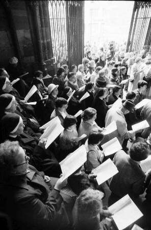 Freiburg: Münster, offenes Singen, Chor Schifferstadt, im Vorraum des Münsterportals