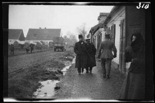Wirballen (=Virbalis, Litauen): morastige Ortsstraße mit Einheimischen und Pferdewägen
