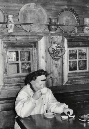 Hütten-Gemütlichkeit bei einer Tasse Kaffee