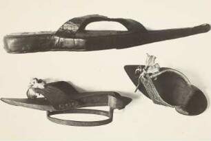 Gotische "Trippe" und 2 Unterschuhe