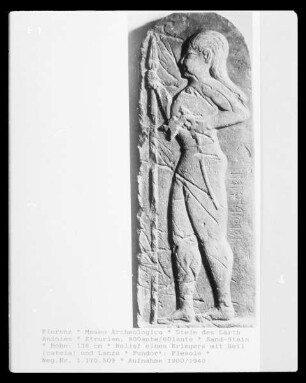 Stele des Larth Aninies — Krieger mit Beil (cateia) und Lanze