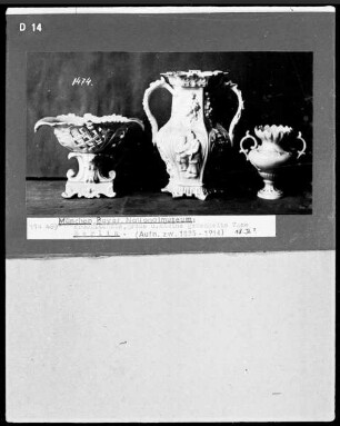 Fruchtschale, große und kleine gehenkelte Vase