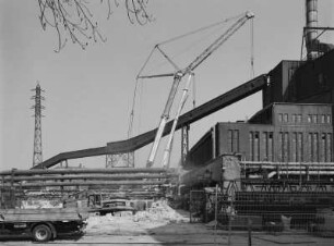 Dresden, Kraftwerk Mitte : Dresden-Altstadt. Heizkraftwerk Mitte (1895, 1926-1928 Umbau und Erweiterung; stillgelegt 1994). Abriß Bandförderbrücke zwischen Kohlenlager und Heizhaus. Abschnitt über der Könneritzstraße