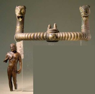 Gerät mit waagerechtem Stiel u. zwei gewundenen halben Schlangen, die in Löwenköpfen enden, in der Mitte eine stehende nackte männl. Figur, ... (Pasticcio)