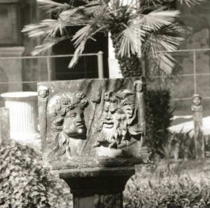 Pompeji. Haus der vergoldeten Amoretten, Peristylgarten. Maskenrelief. Marmor