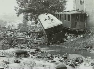Müglitztal. Glashütte, weggeschwemmten Personenwagen der Schmalspurbahn nach der Unwetterkatastrophe vom 8./9. Juli 1927